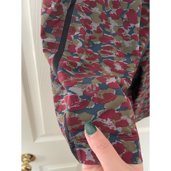 Lululemon Men’s Pace Breaker 9” Lined Shorts Red Camo Size XL - Picture 3 of 3